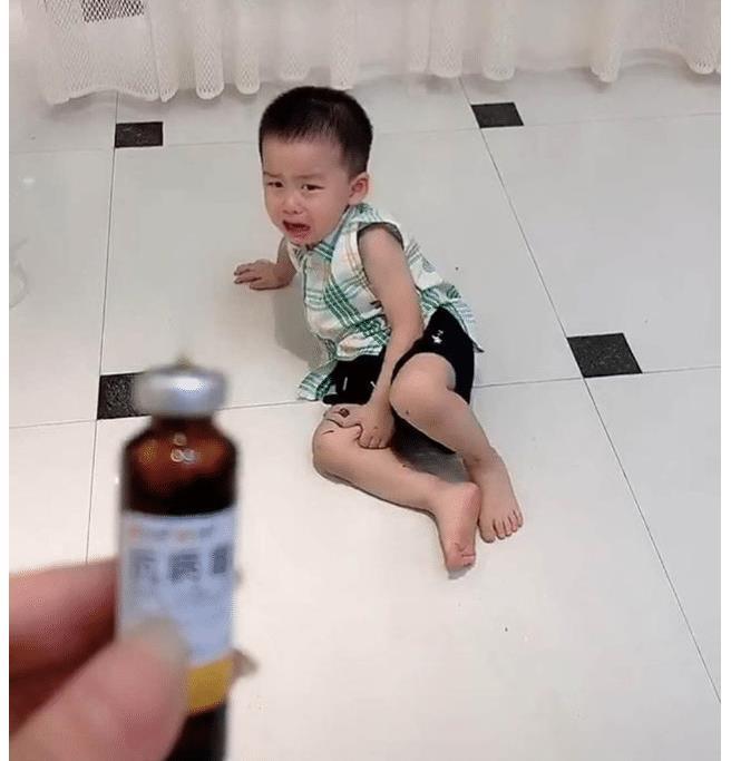 K8凯时国际官方网站宝宝感冒宝宝感冒吃什么药“秒怂弟弟”火了感冒后拒绝吃药姐姐一