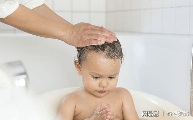 k8凯发宝宝感冒宝宝发烧可以泡澡吗妈妈们请注意！这三种情况千万不能给宝宝洗澡。。