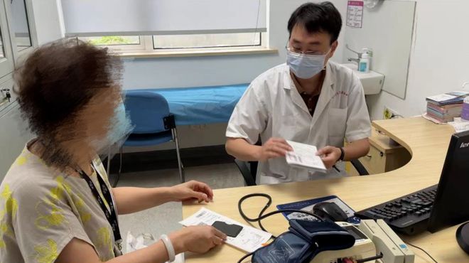 凯发K8一触即发宝宝感冒宝宝风寒感冒发烧天热贪凉易染风寒医生支招应对“秋老虎”→